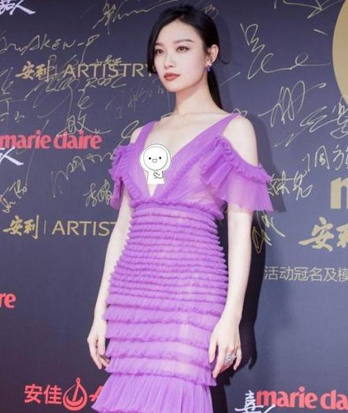 倪妮剪短发后太"姐"了,穿拼接吊带裙性感撩人,姐姐的腿我爱了