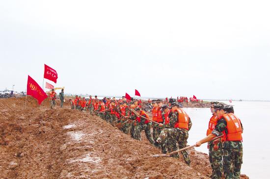 防汛前线指挥部统计,截至7月30日晚8时,我市已出动防洪抢险人员过万