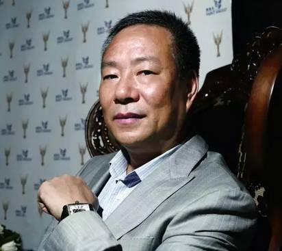 图中这位男人名叫吴志泽 大名鼎鼎的报喜鸟集团董事长 创业30多年