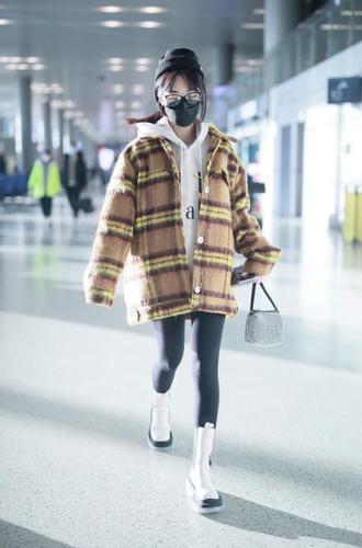 明星私服穿搭|毛绒外套真是冬季保暖扮美神器啊,甜暖