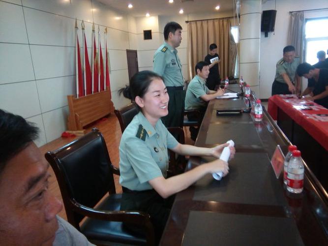 女仪仗兵赵颖和父亲来任丘作"青春献军营"报告会