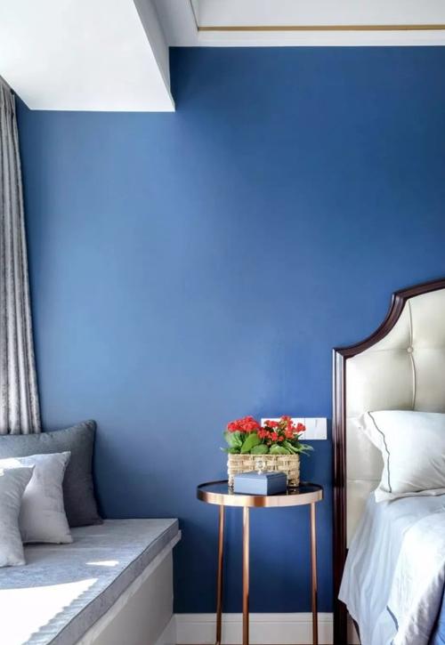 宝蓝色的背景,清爽宁静,搭配浅色的软装,整体空间的氛围格外的轻松