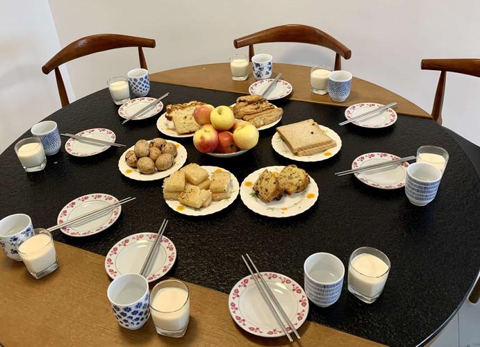 22日的早餐,油条,粢饭糕,豆浆,赤豆芡实汤,地道的中式早餐