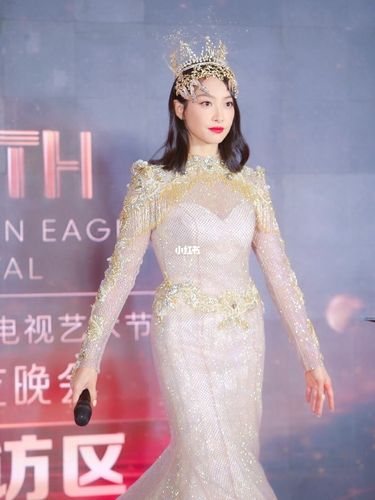 金鹰女神战袍唯余一声叹息_礼服_盔甲_金鹰女神_时尚
