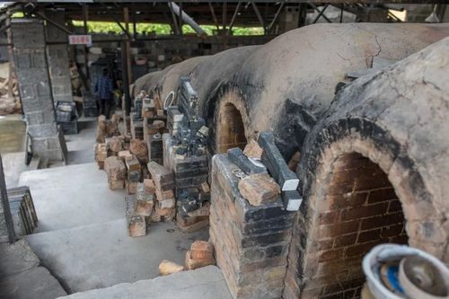 将半成品堆放在窑子的泥板架上