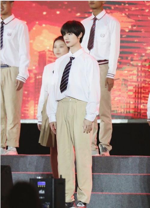 丁程鑫参加学校成人礼,彬彬有礼的小大人,生图下这莫不是校草吧