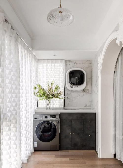 另一侧是洗衣机盆柜 壁挂洗衣机,带来了一个灵活有趣的阳台体验.