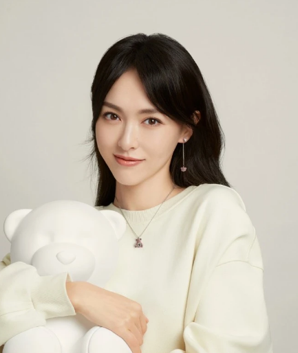 重新现身并且正式被官宣成为了施华洛世奇的代言人 - 绯闻 - 明星网