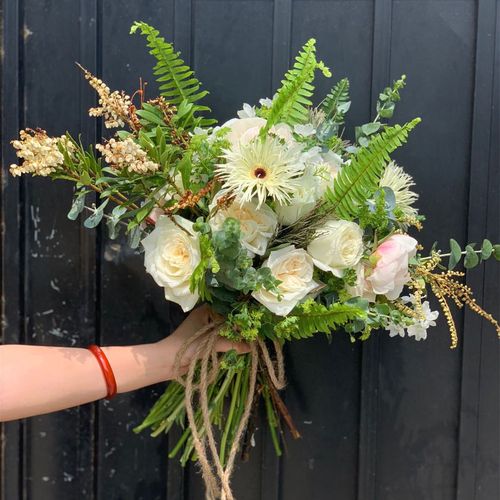 西安鲜花花店同城速递结婚庆典新娘手捧花玫瑰绣球