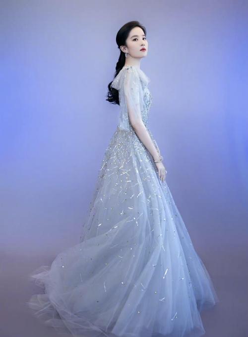 原创刘亦菲雾霾蓝纱裙出席活动佩戴近千万高定珠宝仙女终于营业啦