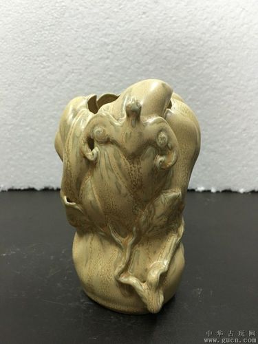 清代名家陈国治款雕塑瓷佛手笔筒
