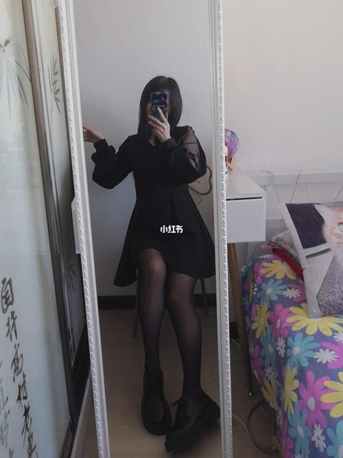 今天来试一下黑丝袜不露脸自拍吧