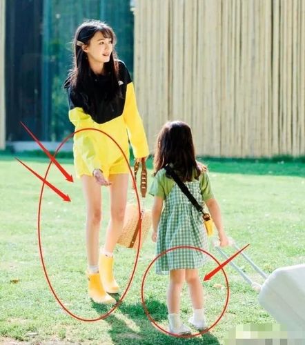 郑爽生图瘦脱相,竹竿身材腿部皮包骨,脸颊凹陷眼神涣散显沧桑