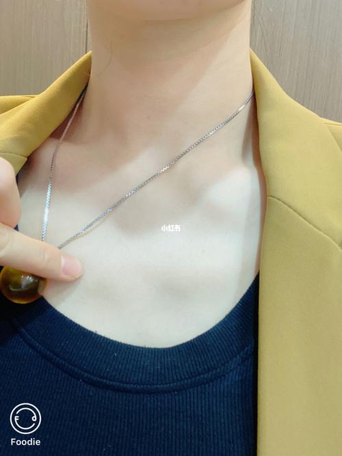 为什么我胸口上面的骨头是突出的?我看我身边的人都不这样啊?