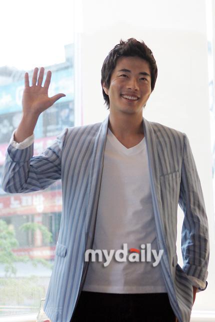 组图权相宇开咖啡店为粉丝亲泡咖啡引欢呼