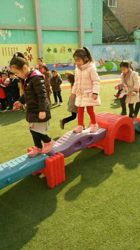 平衡木锻炼孩子的身体平衡能力!