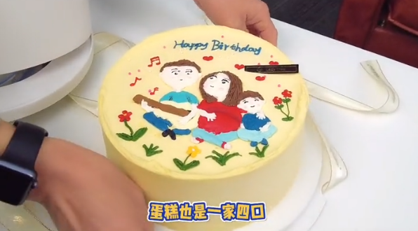 张效诚特意定制了象征一家四口的漫画蛋糕,漫画上的吴敏霞一手搂着