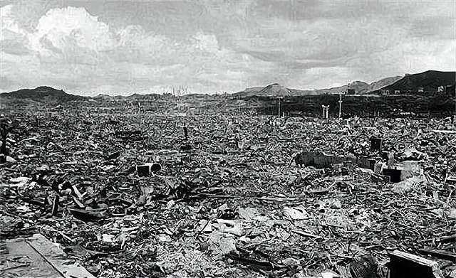 日本的广岛长崎经过原子弹的爆炸后已经变成了一片废墟,广岛长崎原来