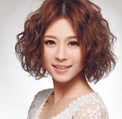 中年妇女短发型图片:减龄短发让妈妈倍显朝气优雅