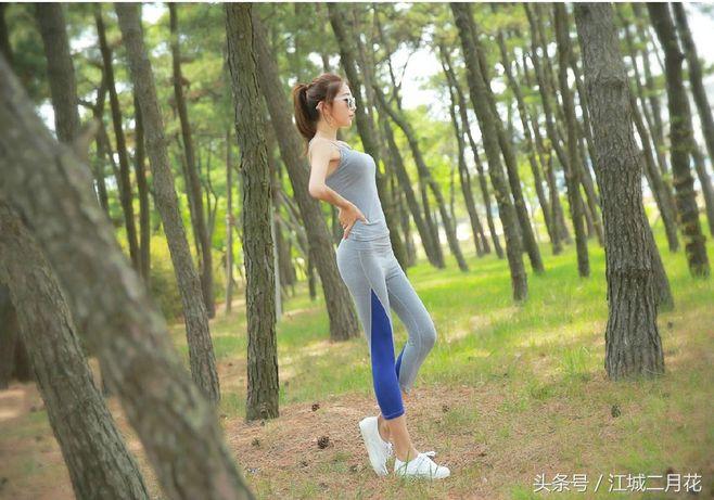 清晨美女山林里跑步锻炼身体 尽显苗条身材大长腿