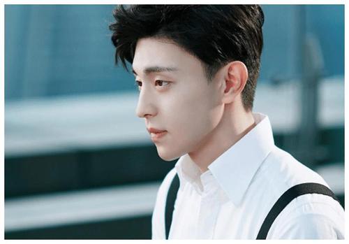 小眼睛帅哥邓伦不应该用他的小胖手定夺他的身高哦