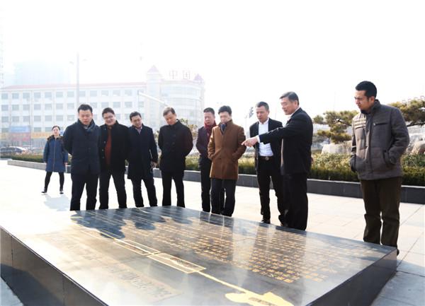 泗水县招商局局长杜明武陪同商会考察项目