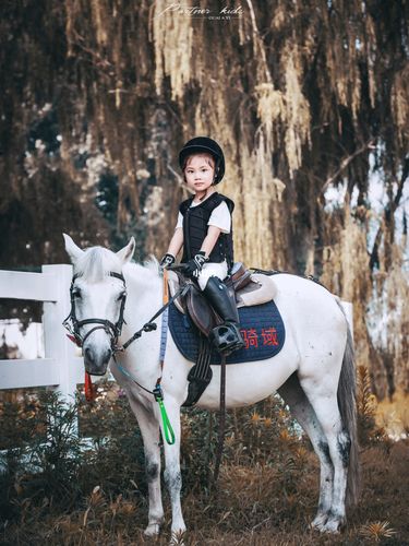 骑马的小女孩_骑马_马术_骑域马术攻略_运动_萌娃