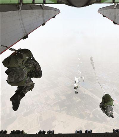 第82集团军某旅联合空降兵某旅开展跳伞训练