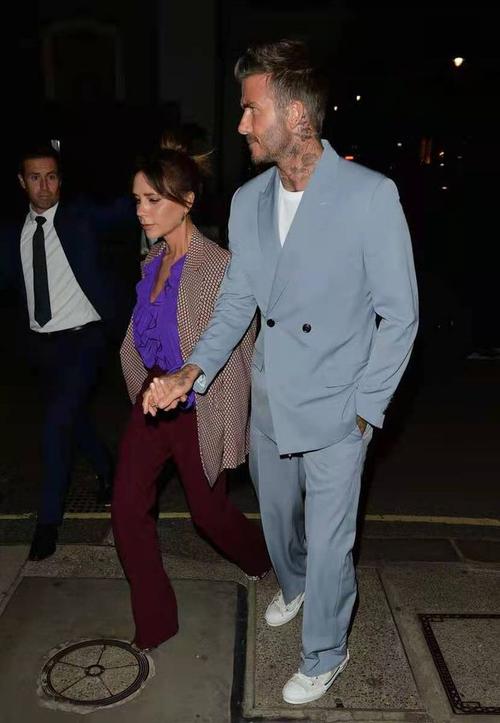 贝克汉姆与妻子恩爱亮相,西装造型绅士时髦,贝嫂展露强大气场