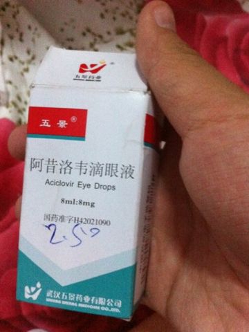 可以用一些眼药水改善,眼角内的东西应当是正常的结构泪阜,受到炎症