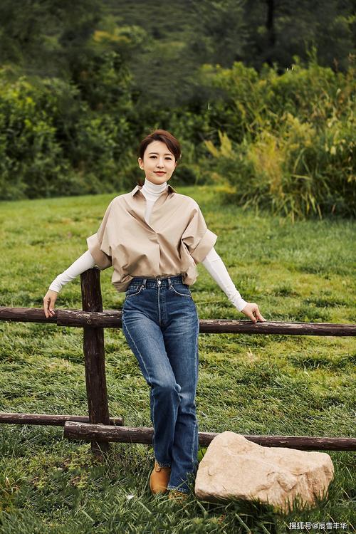 原创张蕾穿休闲真年轻,工装半袖搭高领衫太时髦,高腰直筒裤好显腿长