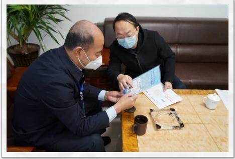 张智局长向金硕地产董事长朱洪亮介绍税情联系卡