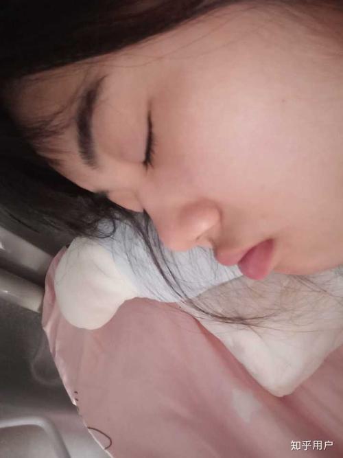 朋友偷拍的睡觉照片 丑的批爆.像个猪