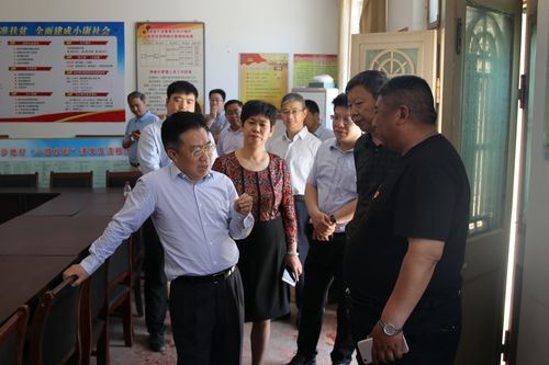 与村干部面谈,询问刘沙地村普惠金融工作开展情况.