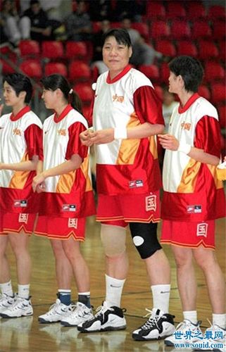 谁说女子不如男,2米06的郑海霞登上了篮球巅峰(2)