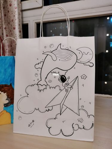 最近喜欢上了涂鸦画,diy纸袋,纸杯,我开始画画,开始能坐几个小时只做