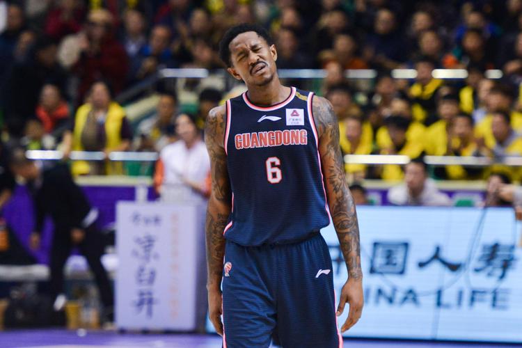 广东外援马尚·布鲁克斯晒登机视频:就我一个乘客