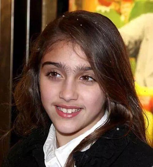 夏天穿裙子的时候会露出来,体毛重的真的感觉不太雅观.