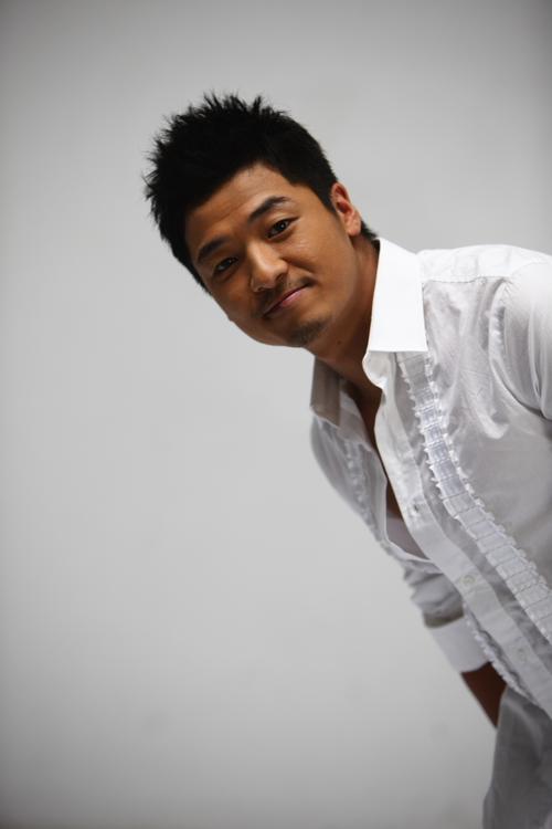  p>齐奎,1981年8月7日出生于黑龙江省佳木斯市,中国内地男演员,毕业于