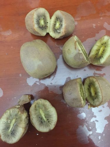 拼多多的果小品家的水果猕猴桃,放在家里几天全坏了,我这个都没吃,真