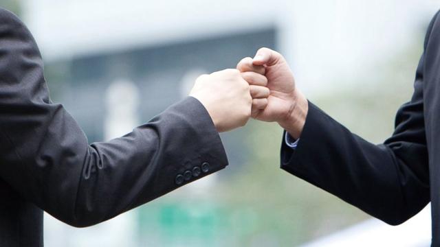 初二版 第498期 正文  mct  碰拳,击掌,外国学生有趣的打招呼方式.