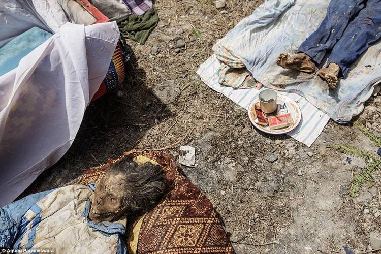 每3年,他们就会挖出亲人的尸骨精心打扮