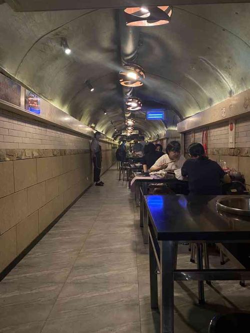 洞亭火锅(防空洞店)-"内部真的是防空洞,很多岔路.少