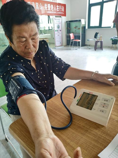 玉晖园日照中心义务为老人测量血压