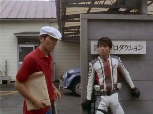 上原继续讲自己的正题故事,圆谷浩饰演的一哥正在看金城写的稿子.