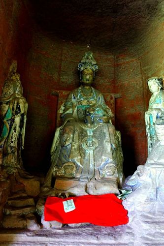 此龛造像为佛教艺术民俗化进程极深的作品.民间俗称"送子娘娘"