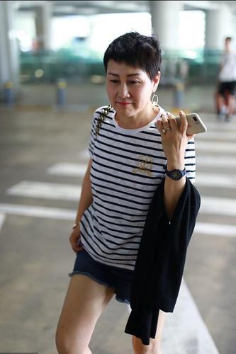 张凯丽展现自然老去的美,身穿白色条纹t恤,温柔低调有魅力