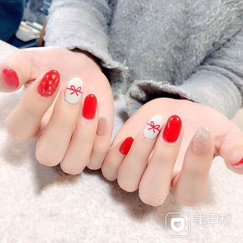 圆形红色银色白色手绘蝴蝶结金箔美甲图片