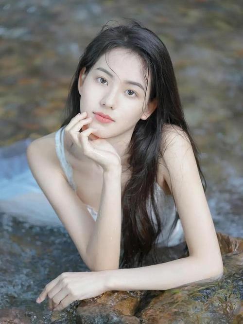 水灵灵的小女孩
