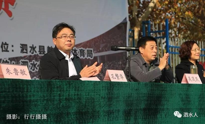 升国旗仪式结束后,县教育和体育局党委书记,局长吴茂民在开幕式上